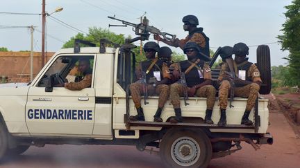 Des gendarmes burkinabè patrouillent dans la ville d'Ouhigouya, dans le nord du pays, en octobre 2018. (ISSOUF SANOGO / AFP)