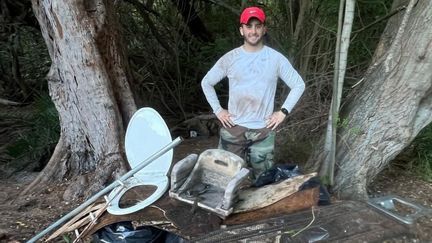 Andrew Otazo et une partie des déchets trouvés sur&nbsp;la plage de Key Biscayne (États-Unis) sur son compte Instagram. (CAPTURE D'ECRAN)