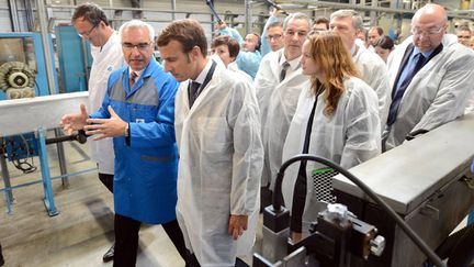 &nbsp; (Emmanuel Macron en visite dans les locaux de l'entreprise Acome © MAXPPP)