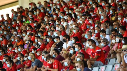 Des supporters de Nîmes lors d'un match face à Brest, en août 2020. (SYLVAIN THOMAS / AFP)