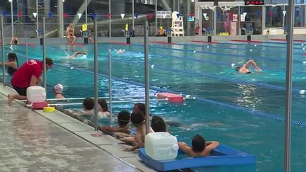 Toute la semaine du lundi 25 octobre, la piscine de Valenciennes (Nord) organise des séances de natation gratuites à destination des enfants. (FRANCE 3)