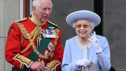 La reine Elizabeth II est aux côtés de son fils le prince Charles au balcon de Buckingham Palace lors des célébrités du jubilé de platine, le 2 juin 2022 à Londres. (DANIEL LEAL / AFP)