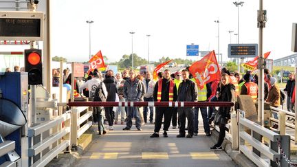 Des opposants à la loi Travail bloquent le pont de Normandie, le 25 mai 2016, au Havre (Seine-Maritime).&nbsp; (JONATHAN KONITZ / MAXPPP)