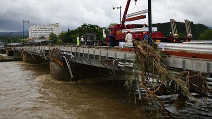 Des dégâts provoqués par des inondations dans la ville de Hitoyoshi, dans la préfecture de Kumamoto (Japon), le 6 juillet 2020.&nbsp; (TAKETO OISHI / YOMIURI / AFP)