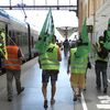 Des cheminots en gr&egrave;ve sur le quai de la gare Saint-Charles, &agrave; Marseille, le 16 juin 2014. (BORIS HORVAT / AFP)