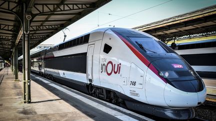 Un TGV de la marque inOui de la SNCF à la gare de Lyon, à Paris, le 20 septembre 2018. (STEPHANE DE SAKUTIN / AFP)