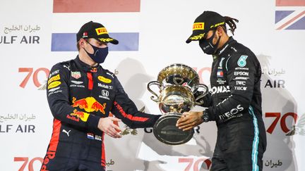 Max Verstappen (Red Bull) et Lewis Hamilton (Mercedes) lors du Grand Prix de Bahreïn, le 29 novembre 2020 sur le podium du circuit de Sakhir (FLORENT GOODEN / DPPI / via AFP)