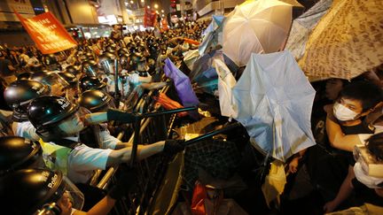 Des policiers affrontent des manifestants &agrave; Hong-Kong, le 19 octobre 2014. (CARLOS BARRIA / REUTERS)