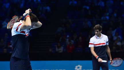 Nicolas Mahut, tête dans les mains, avec Pierre-Hugues Herbert en arrière plan (GLYN KIRK / AFP)