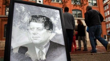 Le portrait du président Kennedy exposé sur Dealey Plaza, à Dallas, lors du 48e anniversaire de son assassinat. (AFP/Ronald Martinez/Getty images)