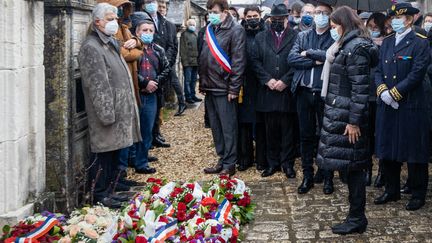 Anne Hidalgo devant la tombe de François Mitterrand à Jarnac (Charente), le 8 janvier 2022. (YOHAN BONNET / AFP)