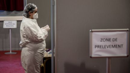 Une soignante fait passer à un élève un test antigénique Covid-19 au lycée Eugène Delacroix de Drancy, le 30 mars 2021. (MARTIN BUREAU / AFP)