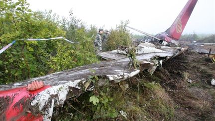 Les débris de l'avion Embraer qui s'est brisé à l'aterrisage dans le nord de la Chine le 24 août 2010 (AFP/STR)