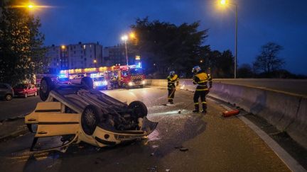 Des pompiers interviennent sur le lieu d'un accident de la route, le 24 décembre 2018, à Tours (Indre-et-Loire) (GUILLAUME SOUVANT / AFP)