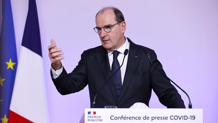 Jean Castex, lors d'une conférence de presse sur la situation sanitaire, le 6 décembre 2021, à Matignon, à Paris. (THOMAS SAMSON / AFP)