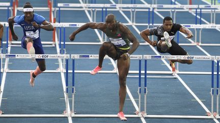 Les Américains Jarret Eaton (à gauche) et Grant Holloway (au centre) et le Français Wilhem Belocian (à droite) sur le 60 mètres haies du meeting de Liévin, le 9 février 2021. (JEAN-MARIE HERVIO / KMSP)