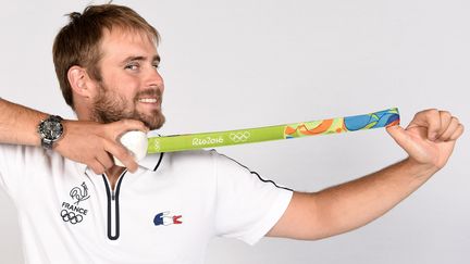 Jean-Charles Valladont, médaillé d'argent au tirc à l'arc, pose avec sa médaille, le 12 août 2016 à Rio de Janeiro (Brésil). (PHILIPPE MILLEREAU / DPPI MEDIA / AFP)