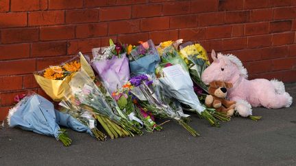 The first flowers and stuffed animals placed by residents against a low wall on Hart Street in Southport, just steps away from the stabbing attack that targeted children during a dance class on July 29, 2024. (IOANNIS ALEXOPOULOS / LNP / SHUTTERS / SIPA)