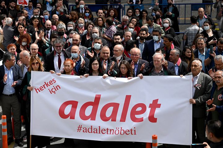 Des manifestants brandissent une banderole sur laquelle est écrit "Justice pour tous" en réaction à la condamnation d'Osman Kavala, le 26 avril 2022 à Istanbul (OZAN KOSE / AFP)