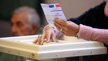 Bureau de vote dans le 13e arrondissement de Marseille (Bouches-du-Rhône), le 6 décembre 2015. (MAXPPP)