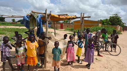 Dans le village de Yagma, près de Ouagadougou, des réfugiés du Nord attendent une aide hypothétique, le 17 septembre 2019. (ISSOUF SANOGO / AFP)