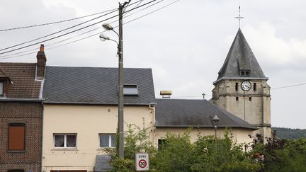 Le clocher de l'église attaquée mardi 26 juillet 2016, à Saint-Etienne-du-Rouvray, près de Rouen (Seine-Maritime).&nbsp; (PASCAL ROSSIGNOL / REUTERS)