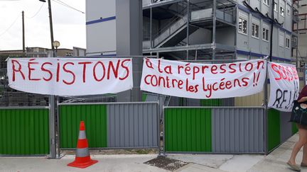 Un&nbsp;lycéen dénonce le traitement subi&nbsp;en&nbsp;mai 2018, après l'intervention des CRS qui sont venus déloger les manifestants du lycée Arago.&nbsp; (HELENE PARISY / CROWDSPARK)