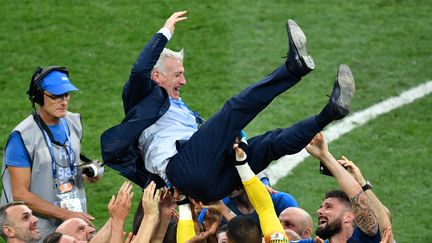 Didier Deschamps est porté en triomphe par ses joueurs après le coup de sifflet final, dimanche 15 juillet à Moscou (Russie). (ALEXANDER NEMENOV / AFP)