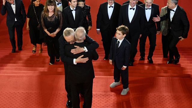 Marco Bellocchio enlace Thierry Fremaux, délégué général du festival de Cannes, lors de la montée des marches. Le réalisateur italien présentait "Rapito" ("L'Enlèvement"), inspiré de l'histoire d'Edgardo Mortara, un enfant juif de Bologne qui, au milieu du XIXe siècle, fut enlevé par la Papauté après avoir été baptisé en secret par sa nourrice. C'est le retour en compétition de l'illustre cinéaste transalpin après avoir reçu une Palme d'or d'honneur en 2021. (ANTONIN THUILLIER / AFP)