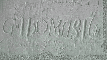 "G.Thomus.16...", l'une des nombreuses signatures qui fleurissent sur les murs de Chambord.
 (France 3)