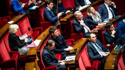 Aurélien Pradié (au centre), vice-président du parti Les Republicains (LR), entouré de députés du groupe, à l'Assemblée nationale, à Paris, le 12 janvier 2023. (XOSE BOUZAS / HANS LUCAS / AFP)