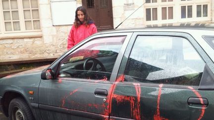 La voiture&nbsp;Marie Chantepie, candidate sans &eacute;tiquette aux &eacute;lections d&eacute;partementales dans le Tarn, a d&eacute;couvert son v&eacute;hicule avec les pneus crev&eacute;s et des tags sur la carrosserie. (M. BRISSE / FRANCE 3 MIDI-PYRENEES)