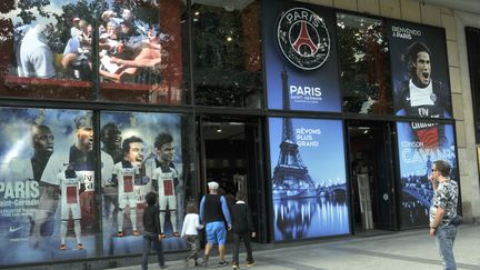 Le magasin officiel du PSG, sur les Champs-Elysées, à Paris, le 13 mars 2014. (BOB DEWEL / ONLY FRANCE / AFP)