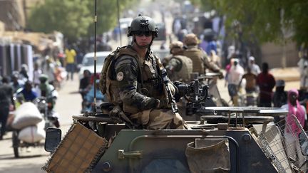 Les soldats français de l'opération Barkhane patrouillent à Gao, dans le nord du Mali, le 30 mai 2015. (PHILIPPE DESMAZES / AFP)