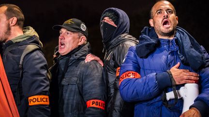 Des policiers manifestent à Paris, le 21 octobre 2016.&nbsp; (SIMON GUILLEMIN / HANS LUCAS / AFP)