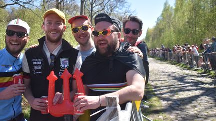 Les supporters belges étaient présents en nombre, dimanche 17 avril, à la Trouée d'Arenberg, pour encourager leurs coureurs. (HORTENSE LEBLANC/ FRANCEINFO:SPORT)