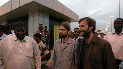 Les deux humanitaires Allemands libérés, arrivent à l'aéroport de Khartoum, le 27 juillet 2010 (AFP - Ashraf Shazly)