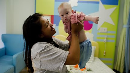 Le petit Gammy et sa m&egrave;re porteuse, Pattaramon Chanbua, dans un h&ocirc;pital tha&iuml;landais de la province de Chonburi, le 4 ao&ucirc;t 2014. (NICOLAS ASFOURI / AFP)