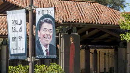 Des portraits de l'ancien président des Etats-Unis Ronald Reagan et de sa femme Nancy Reagan, à Simi Valley en Californie (Etats-Unis), le 8 mars 2016. (DAMIAN DOVARGANES /AP / SIPA)