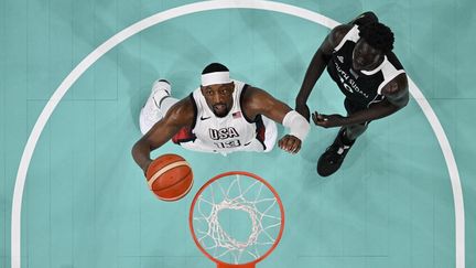 Le joueur américain Bam Adebayo lors du match de basket entre les Etats-Unis et le Soudan du Sud, le 31 juillet 2024, au stade Pierre-Mauroy, à Villeneuve-d'Ascq (Nord). (SAMEER AL-DOUMY / AFP)