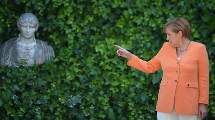 La chanceli&egrave;re allemande Angela Merkel s'adresse au pr&eacute;sident du Conseil italien Mario Monti&nbsp;(hors-champ) avant leur r&eacute;union &agrave; la Villa Madama &agrave; Rome (Italie), le 4 juillet 2012. (GABRIEL BOUYS / AFP)