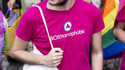 Un homme vêtu d'un t-shirt SOS Homophobie participe à une marche des fiertés à Saint-Denis (Seine-Saint-Denis), le 9 juin 2019. (MAXPPP)