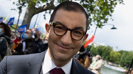 Le chroniqueur Jean Messiha participe à une manifestation des policiers, à Paris, le 19 mai 2021. (GEORGES GONON-GUILLERMAS / HANS LUCAS / AFP)