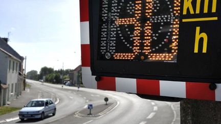 Un radar, dit pédagogique, dans le nord de la France, le 25 mai 2011. (PHILIPPE HUGUEN / AFP)