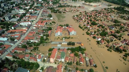 Vue a&eacute;rienne d'Obrenovac (Serbie), ville touch&eacute;e, comme l'ensemble des Balkans, par de s&eacute;v&egrave;res inondations, le 19 mai 2014. (ALEXA STANKOVIC / AFP)