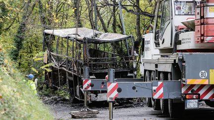 La dépouille du car accidentée sur la route de Puisseguin, en octobre 2015.&nbsp; (THIBAUD MORITZ / MAXPPP)