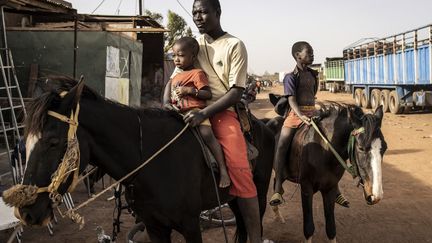 Des hommes arpentent fièrement les rues sur leurs montures. Quant aux plus jeunes, ils rêvent de devenir jockeys ou de suivre les traces de leur idole Faso Alli pour devenir eux aussi des vrais "cowboys". (JOHN WESSELS / AFP)