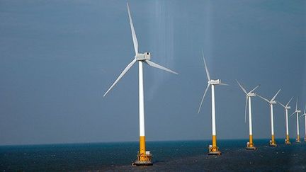 Dans la province de Jiangsu, a été installé en octobre 2012 un nouveau type de pale de 5 MW, conçu en collaboration avec des groupes allemand, néerlandais et danois pour le plus grand projet offshore du pays.

Lors de son dernier plan quinquennal d'innovation industrielle 2011-1015, le gouvernement chinois a déclaré vouloir doter son industrie d'une turbine éolienne offshore de 10 MW d'ici à 2015. Grâce à la puissance et à l'excellence de l’offshore, le marché pourra alors s’ouvrir à l’exportation. (AFP/Imaginechina/Xu Hede)