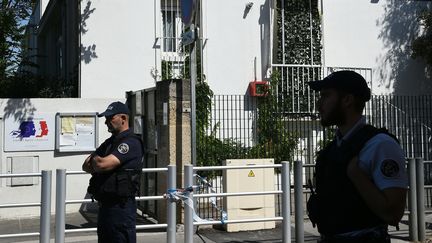 Deux policiers à l'entrée de l'école élémentaire de La Pauline à Marseille, le 6 septembre 2019. (BORIS HORVAT / AFP)