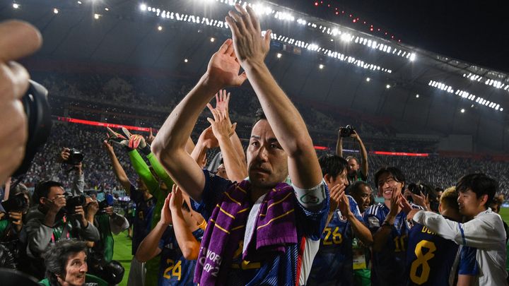 Maya Yoshida et ses coéquipiers célèbrent la qualification du Japon au Khalifa International Stadium de Doha, jeudi 1er décembre. (PHILIP FONG / AFP)